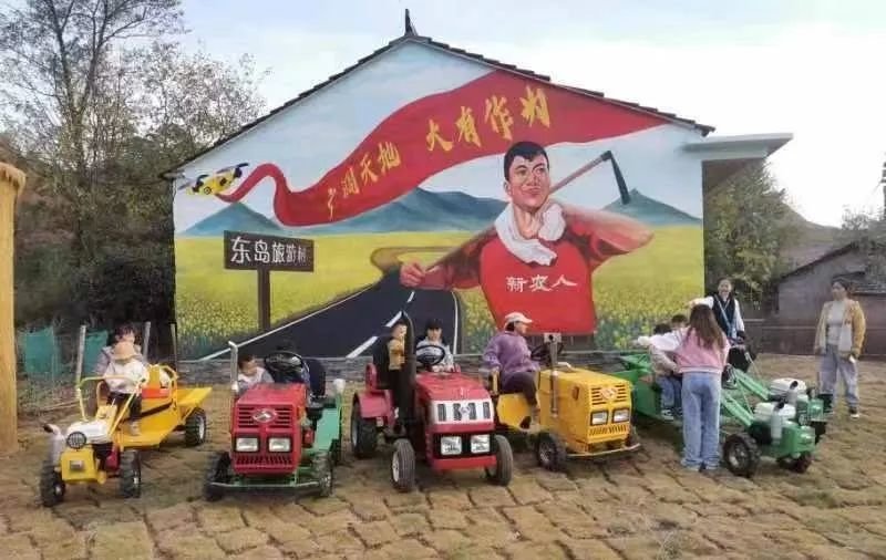 Baoyi amusement tractors pictured at a public family activity